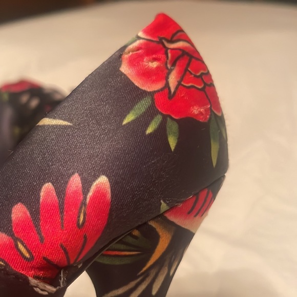 Tattoo style black pin up pumps. Platform. Size 7 - Picture 8 of 8